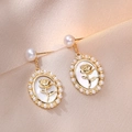 Elegante Perlenohrringe mit goldener Rose und weißer Muschel auf Seidenhintergrund - Rosenblüte Muschel Süßwasserperle Ohrringe (E0899)