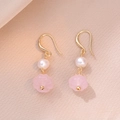 Boucles d'oreilles vintage avec perles d'eau douce et quartz rose sur satin rose - Boucles d'oreilles en perles d'eau douce et quartz rose (E0906)