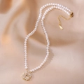 Elegante natuurlijke zoetwaterparelketting met een roze klaverhanger op zijden achtergrond - Roze