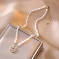 Elegante Perlenkette mit magnetischem Kleeblatt-Anhänger und Zirkonia-Verzierung - Lila
