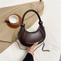 Dunkelbraune Leder-Halbmondtasche mit silberner Kette und dekorativem Knotendetail - Braun