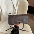 Sac sous le bras marron foncé texture tissée avec détails dorés et logo mode - Marron