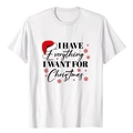 Detail eines Weihnachts-T-Shirts mit Aufdruck und festlicher roter Weihnachtsmütze - S / Weiß