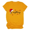 Dettaglio della maglietta natalizia giallo zenzero con testo Everything e cappello rosso - S / Giallo Senape (Testo Nero)