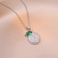 Elegante collana con ciondolo a limone in argento e cristalli su sfondo di seta - Argento - Limone Bianco