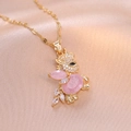 Konijn hanger ketting met roze zirkoon in goudkleurig staal op elegant champagne satijn - Titaniumstaal / Roze Zirkonia Konijn