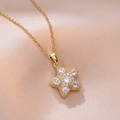 Elegante collar con colgante de estrella dorada y circonitas sobre seda rosa - Dorado