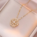 Élégant collier camélia doré orné de cristaux de zircon étincelants sur un coffret cadeau - Collier Fleur de Camélia (X2797)