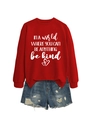 Flachbild von rotem Baumwoll-Sweatshirt mit Spruch und zerrissenen Denim-Shorts - S / Leuchtendes Rot (Weiße Schrift)