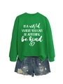 Detail von grünem Langarm-Sweatshirt mit Be Kind-Spruch und distressed Denim-Shorts - S / Grasgrünes Sweatshirt (Weiße Schrift)