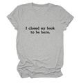 Détail d'un t-shirt gris à col rond avec le slogan 'I closed my book to be here' - Gris Clair (Police Noire)