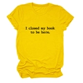 T-shirt jaune avec slogan 'I closed my book to be here' et détails de manches retroussées - Jaune (Police Noire)