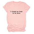 Détail du t-shirt en coton rose clair avec inscription I closed my book to be here imprimée - Rose (Imprimé Noir)