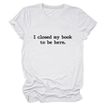 Gros plan du texte noir imprimé I closed my book to be here sur le t-shirt blanc en coton - Blanc (Police Noire)