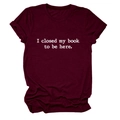 Détail d'un t-shirt bordeaux à col rond avec texte I closed my book to be here - Rouge Vin (Police Blanche)