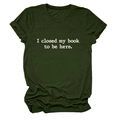 Détail du t-shirt vert foncé avec l'imprimé texte blanc 'I closed my book to be here' - Vert Armée (Police Blanche)