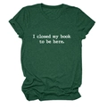 Gros plan d'un t-shirt vert foncé avec texte blanc I closed my book to be here - Vert Rétro (Police Blanche)