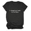 Détail d'un t-shirt gris anthracite avec texte I closed my book to be here - Gris Chiné (Police Blanche)