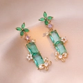 Elegantes pendientes largos verde esmeralda con trébol y acabado en metal dorado - Estilo Largo de Bambú Esmeralda (E0856)