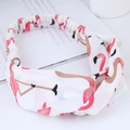 Detail eines weißen Haarbands mit Flamingomuster, Knotendesign und Gummizug - Weiß