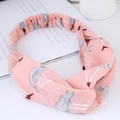 Detail eines rosa Knotenstirnbands mit abstraktem Vogelmuster und elastischem Band - Rosa