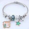 Dettaglio macro del bracciale argento con perline in smalto blu e ciondolo a stella e coniglio - Blu