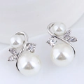 Élégantes boucles d'oreilles perles argentées avec strass brillants au design chic - Argent (101136109)