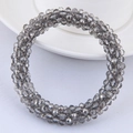 Vue détaillée des perles de cristal gris à facettes tissées sur un bracelet élastique - Gris fumé