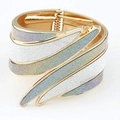 Bracciale rigido dorato ad ali d'angelo con glitter multicolore intarsiato da donna - Bianco Iridescente