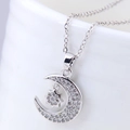 Detalle macro del collar de plata S925 con colgante de luna, estrella y circonitas blancas - Luna Estrella Plateado (018091403)