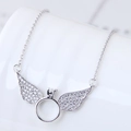 Élégant collier ailes d'ange en argent S925 avec un zircon central scintillant et détails - Ailes Argentées