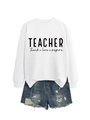 Detail von weißem Lehrer-Sweatshirt mit ausgefransten Denim-Shorts und Grafikdruck - S / Weiß (Schwarze Schrift)