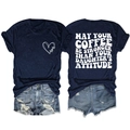 Dettaglio t-shirt blu scuro con cuore bianco e citazione May Your Coffee Be Stronger - 3XL / Blu Notte (Carattere Bianco)