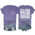 Dettaglio fronte e retro della t-shirt viola MOM con grafica a cuore e slogan artistici - S / Viola (Carattere Bianco)