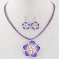 Elegantes Set aus lila Plumeria-Halskette und Ohrringen auf einer grauen Büste - Lila Verlauf Plumeria Halskette Ohrringe Set (6293102HB)