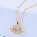 Gouden ketting met zirkoon-ingelegde holle lippen hanger en fijne ketting op lichte basis - Gouden lippen