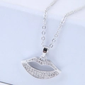 Collier chic avec pendentif lèvres argentées et pierres de zircone scintillantes - Style Lèvres Argentées (018120519)