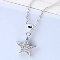 Collier avec pendentif étoile en argent serti de zircones sur un fond bleu moderne - Style Étoile Argentée (120508)