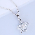 Elegante collana con ciondolo a quadrifoglio in argento e zirconi a forma di cuore - Stile Quadrifoglio Argentato (120505)