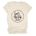 Detailansicht eines beigen T-Shirts mit Girl's Trip 2026 Druck und Rollsaum am Ärmel - S / Sand (Schwarze Schrift)