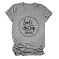 Detail des Girl's Trip 2026 Aufdrucks auf einem grauen Kurzarm-T-Shirt mit Rundhalsausschnitt - S / Dunkelgrau (Schwarze Schrift)
