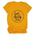 Detailaufnahme des gelben T-Shirts mit rundem Girl's Trip 2026 Grafikdruck vorne - S / Senfgelb (Schwarzer Text)