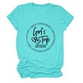 Gros plan sur le texte Girl's Trip 2026 et la texture du coton de qualité du t-shirt bleu - S / Bleu Eau Profonde (Police Noire)