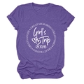 Détail de l'imprimé Girl's Trip 2026 sur un t-shirt violet chiné à col rond décontracté - S / Violet (Police Blanche)