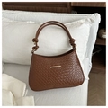 Détail du sac à main tissé marron foncé avec boucle dorée et poignée nouée élégante - Beige