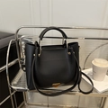 Schwarze Bucket-Bag mit goldenem Dreieckslogo und verstellbarem Umhängeriemen - Schwarz