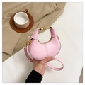 Detalle de bolso medialuna de cuero mate rosa con cremallera dorada y correa fina - Rosa