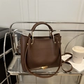 Dunkelbraune Eimer-Handtasche aus Kunstleder mit rundem Griff und goldenem Logo - Braun
