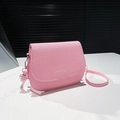 Bolso de silla rosa con patrón lichi, letras plateadas y correa ajustable para mujer - Rosa