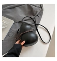Bolso bandolera único en negro mate con forma de calabaza y detalle de cuerda trenzada marrón - Negro
